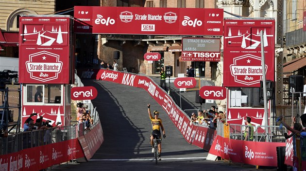 Belgick cyklista Wout van Aert slav triumf na Strade Bianche.