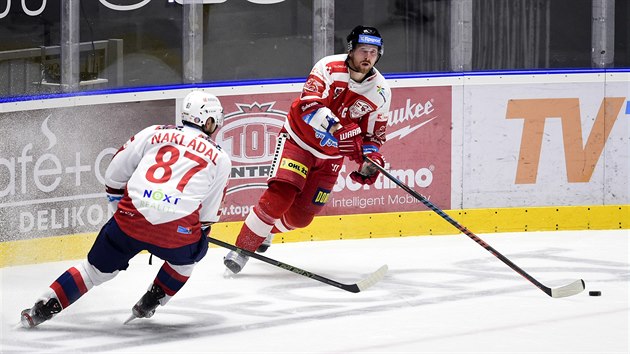 Pardubick obrnce Jakub Nakldal (zdy) a Jan vrek z Olomouce v letnm duelu domcho pohru.