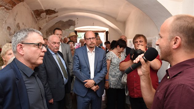 Vernisáže výstavy Čapkových karikatur se účastnil ministr kultury Lubomír Zaorálek (vlevo) a hejtman Jiří Štěpán (uprostřed), návštěvníky provázel  čapkolog Hasan Zahirović (1. 8. 2020).