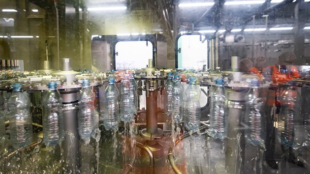 Ve st���rn� v Teplic�ch nad Metuj� se lahve vyfukuj� z preforem, pot� se pln� pramenitou vodou (28. 7. 2020).