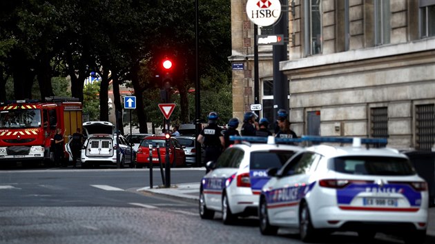 Francouzsk policie zasahovala v bance ve francouzskm mst Le Havre. Ozbrojen mu tam drel est rukojmch (6. srpna 2020).