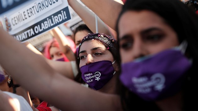 Tisíce žen po celém Turecku demonstrovaly za zachování takzvané Istanbulské úmluvy o prevenci a boji proti násilí na ženách (5. srpna 2020).