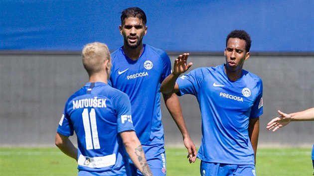 POSILY V AKCI. Jhon Edison Mosquera (tet zleva), Jan Matouek i Jsuf Hill (druh zleva) nastoupili za Liberec do ppravnho duelu se ikovem.