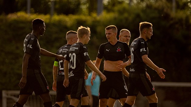 Fotbalist Slavie se raduj z jednoho z gl do st Sankt Pltenu.