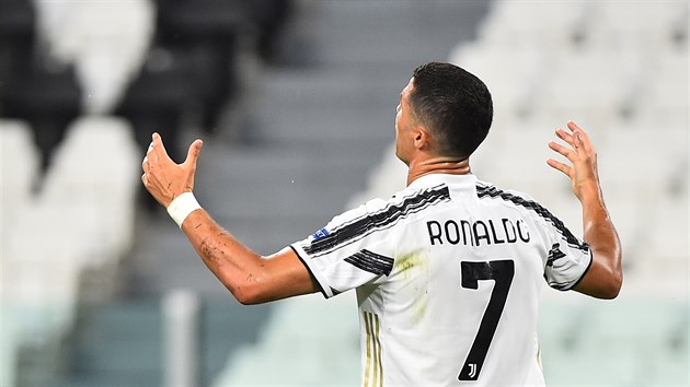 Cristiano Ronaldo se roziluje v utkn s Lyonem.