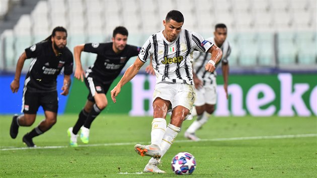 Cristiano Ronaldo z Juventusu promuje penaltu v utkn s Lyonem.