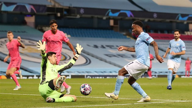 Madridsk brank Thibaut Courtois zasahuje proti Raheemu Sterlingovi z Manchesteru City.