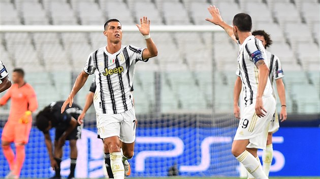 Cristiano Ronaldo v barvch Juventusu slav druhou branku do st Lyonu.