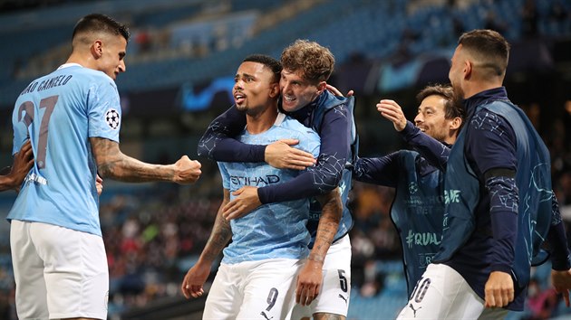 ZASE VEDEME! Gabriel Jesus (. 9) z Manchesteru City znovu vyuil chyby Raphaela Varana (Real Madrid) a tentokrt sm skroval  a takhle trefu na 2:1 se spoluhri oslavil.