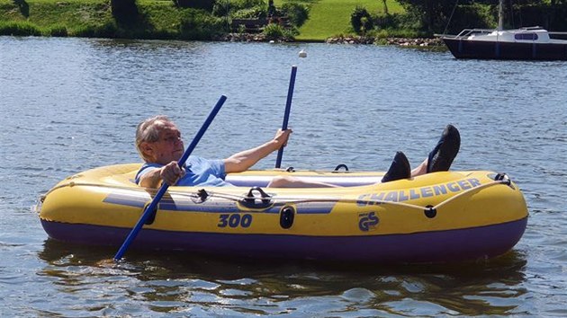 Prezident Miloš Zeman během dovolené na Vysočině opět vyplul na svém ikonickém nafukovacím člunu. (8. srpna 2020)