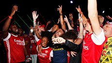 Fanouci Arsenalu v euforii. Jejich miláci slaví triumf v Anglickém poháru.
