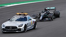 Lewis Hamilton následuje safety car ve Velké cen Británie.