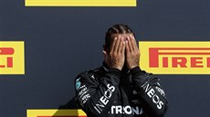 Lewis Hamilton z Mercedesu vstebává triumf ve Velké cen Británie.