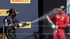 Lewis Hamilton (vlevo) sprchuje po triumfu ve Velké cen Británie tetího v...