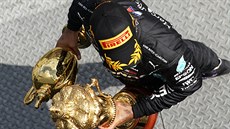 Lewis Hamilton si odnáí trofeje po Velké cen Británie.