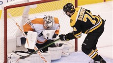 Carter Hart v brance Philadelphie maí anci Jakea DeBruska.