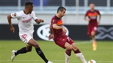 Fernando ze Sevilly sleduje akci Henricha Mchitarjana z AS �ím.