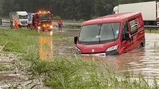 Voda zatopila dálnici A8 mezi mezi Salcburkem a Mnichovem. Nkolik aut museli...