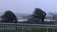Na Bahamách boue Isaias polámala stromy a niila elektrické vedení. (31....