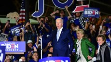 Joe Biden na pedvolebním shromádní v Los Angeles (4. bezna 2020)