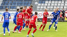 Brněnský obránce Pavel Dreksa (v červeném uprostřed) hlavičkuje míč v...