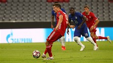 Robert Lewandowski z Bayernu Mnichov promuje penaltu proti Chelsea.