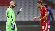 Willy Caballero z Chelsea a Thomas Müller z Bayernu diskutují o penalt pro...