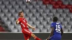 Thomas Müller (Bayern) se na natahuje za míem, sleduje ho Kurt Zouma z Chelsea.