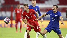 Thomas Müller (Bayern) a Andreas Christensen (Chelsea) sledují mí.