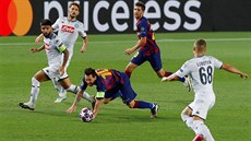 Lionel Messi (Barcelona) padá po souboji s Lorenzem Insignem z Neapole (s...