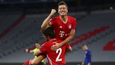 Robert Lewandowski (Bayern) slaví gól v náručí spoluhráče Álvara Odriozoly.