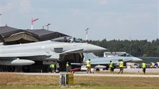 Britské a nmecké pohotovostní stíhaky Eurofighter na základn v litevském...