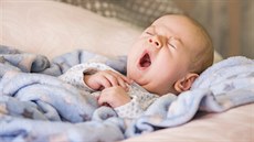 Spánek malých d�tí? Nadm�rná pé�e rodi�� p�i usínání a komplikované rituály...