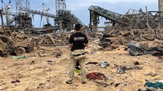 etí hasii pracují nedaleko místa exploze v bejrútském pístavu. (7. srpna...