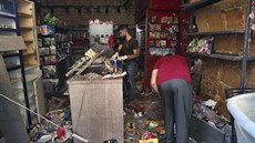 Libanonci uklízejí obchod poniený masivním výbuchem v Bejrútu. (6.srpna 2020)