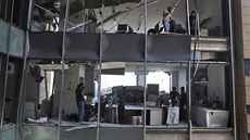 Libanonci uvnit kanceláské budovy poniené masivním výbuchem v Bejrútu. (6....