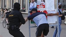 Blorutí policisté zatýkají mue, který protestoval proti vlád ped nedlními...