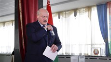 Bloruský prezident Alexandr Lukaenko hlasuje v prezidentských volbách....