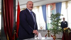 Bloruský prezident Alexandr Lukaenko hlasuje v prezidentských volbách. (9. srpna 2020)