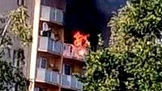 Požár bytu panelového domu v Nerudově ulici v Bohumíně. (8. srpna 2020)