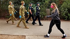 Policejní a armádní hlídka v australském mst Melbourne. (27. ervence 2020)