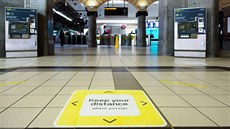 Liduprázdná stanice metra. V australském Melbourne platí a do poloviny záí...