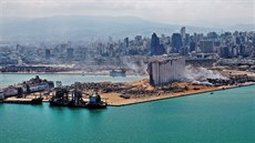 Letecký pohled ukazuje následky exploze v bejrútském přístavu. (5. srpna 2020)
