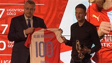 Jaroslav Tvrdík, éf Slavie, pedává Milanu kodovi dres pi vstupu do Klubu...