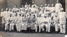 Část zraněných zaměstnanců firmy BASF po výbuchu v Oppau v roce 1921. Všimněte...