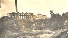 Kráter vytvořený po výbuchu v Oppau 21. září 1921