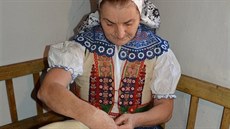 Marii Vachunovou mohou lidé v jejím domku ve Velké nad Veli�kou nav�tívit....