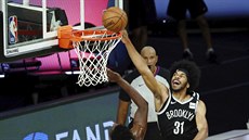 Jarrett Allen z Brooklyn Nets zakonuje v utkání proti Washington Wizards.