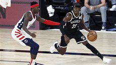 U míe Caris LeVert z Brooklyn Nets brání ho Isaac Bonga z Washington Wizards.