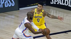Kyle Kuzma z Los Angeles Lakers brání Chrise Paula z Oklahoma City Thunder.